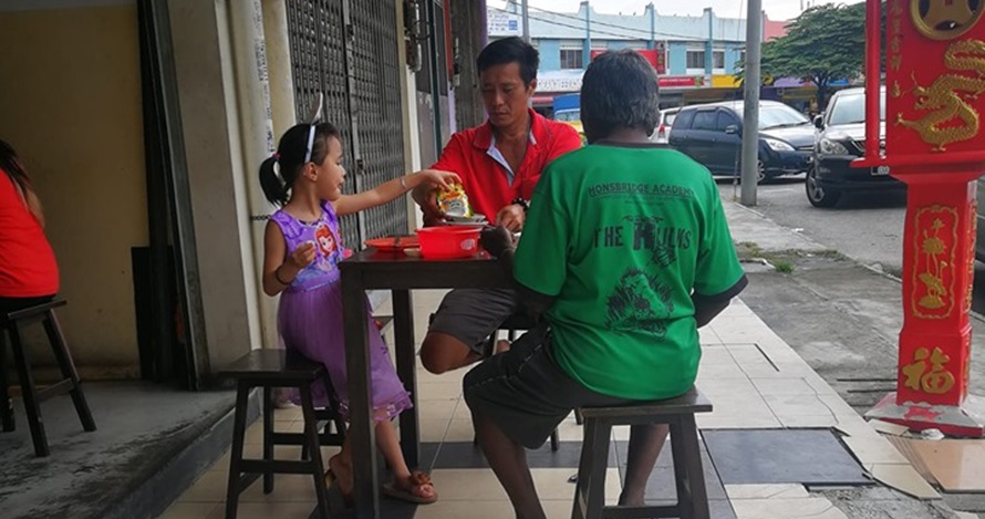 Viral foto ayah & anak ajak makan gelandangan, kisahnya bikin haru
