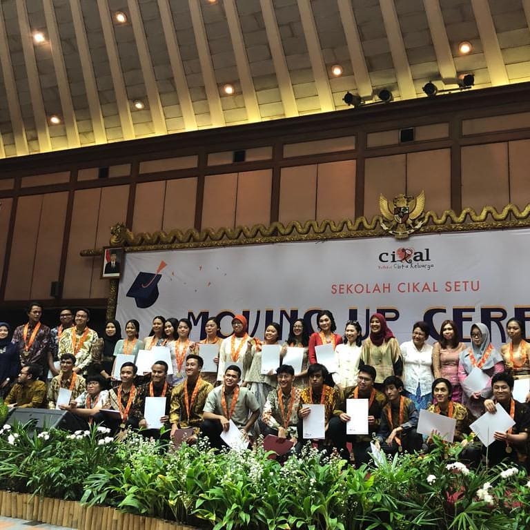 8 Momen wisuda putra Najwa Shihab, surat dari anak curi perhatian