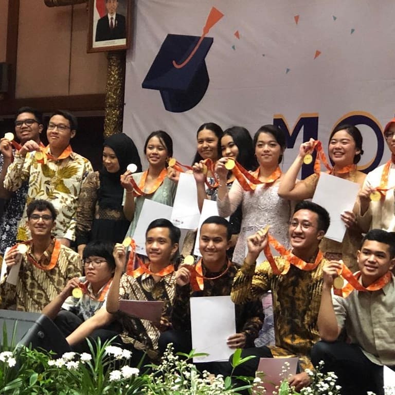 8 Momen wisuda putra Najwa Shihab, surat dari anak curi perhatian