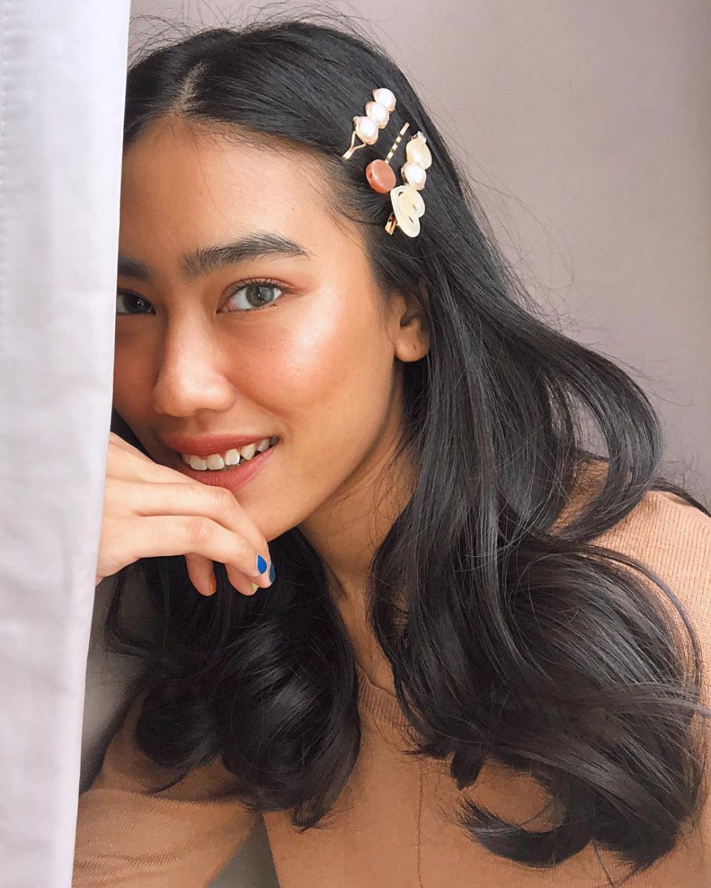 Jadi tren 2019, ini pesona 10 seleb pakai jepit rambut gaya 90-an