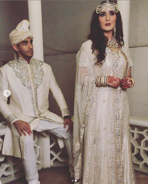 9 Gaya prewedding Tania Nadira & kekasih, pakai adat Jawa & India