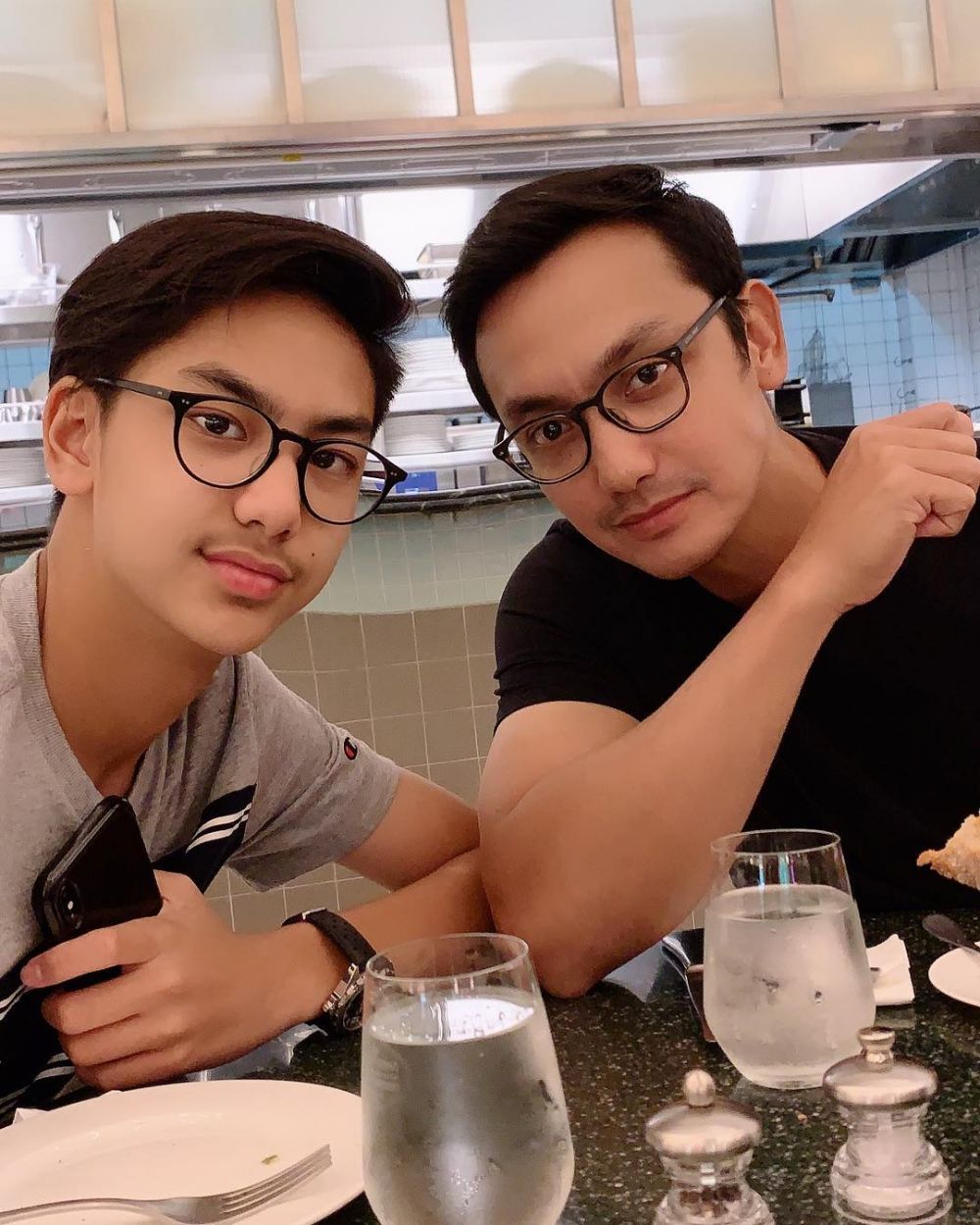 8 Pasang ayah & anak seleb parasnya mirip banget, bak fotocopy-an