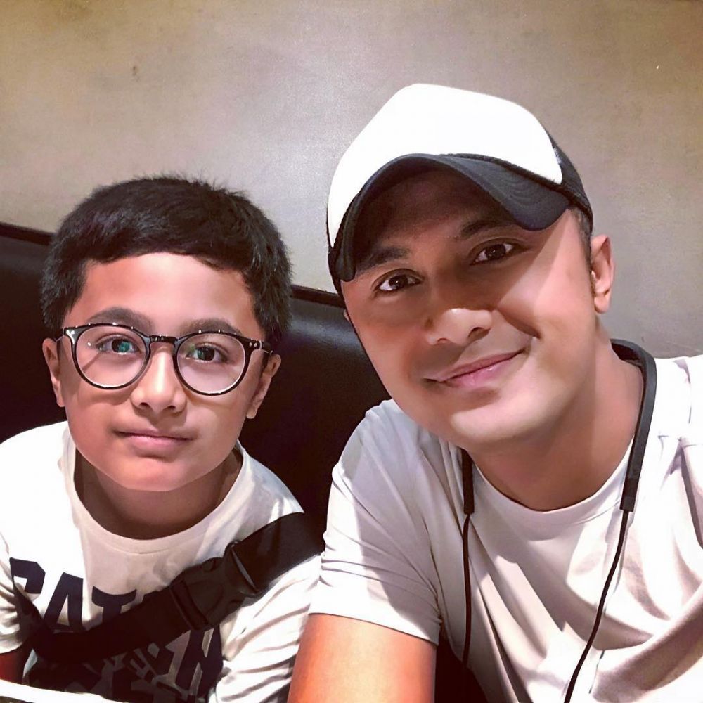 8 Pasang ayah & anak seleb parasnya mirip banget, bak fotocopy-an