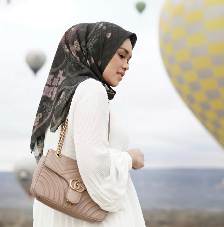 Mau tampil sempurna dengan hijab saat Lebaran? Begini tipsnya