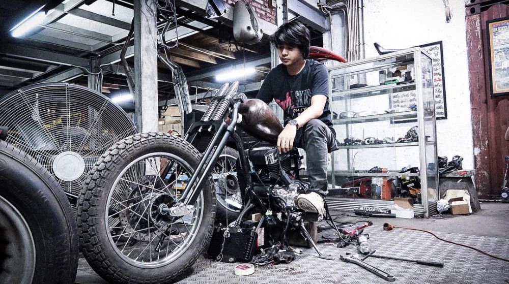 Adu pose 7 seleb ganteng kendarai moge retro, gayanya tetap classy