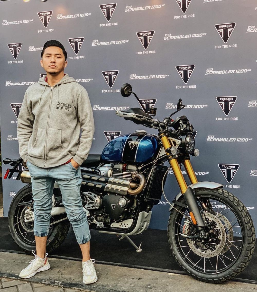 Adu pose 7 seleb ganteng kendarai moge retro, gayanya tetap classy