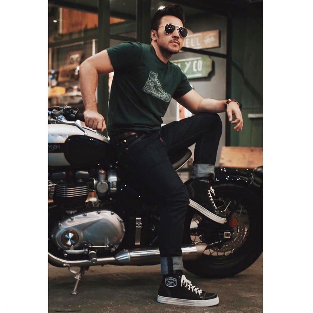 Adu pose 7 seleb ganteng kendarai moge retro, gayanya tetap classy