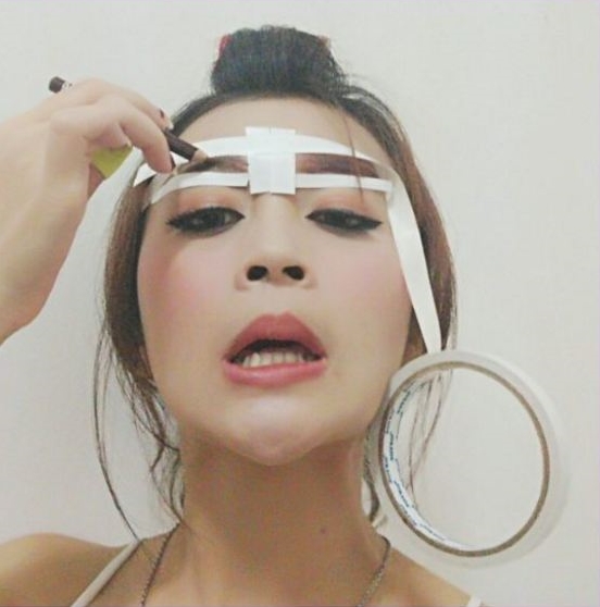 8 Cara nyeleneh bentuk alis biar simetris ini ngeri-ngeri sedap