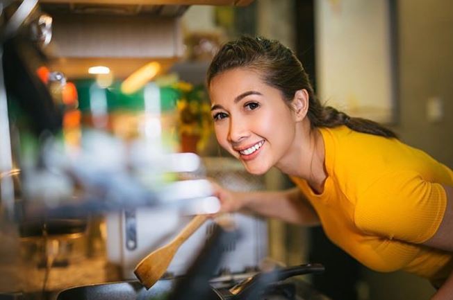 15 Artis ini tampil beda dengan gaya rambut kepang