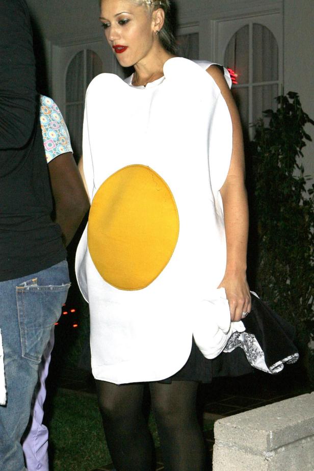 10 Potret seleb Hollywood pakai kostum bertema makanan, unik abis