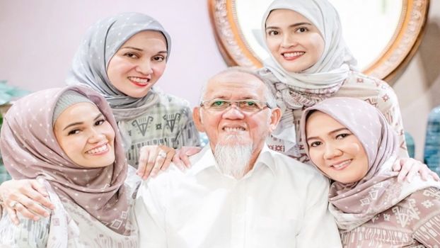 Kisah 6 seleb beda keyakinan buka bersama keluarga, berkah Ramadan