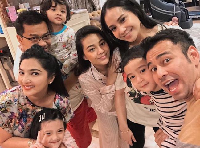 6 Potret kebersamaan keluarga Raffi Ahmad & Anang Hermansyah