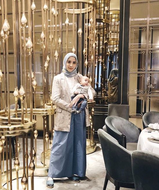 10 Pesona Fanny Fabriana yang mantap berhijab, cantiknya natural