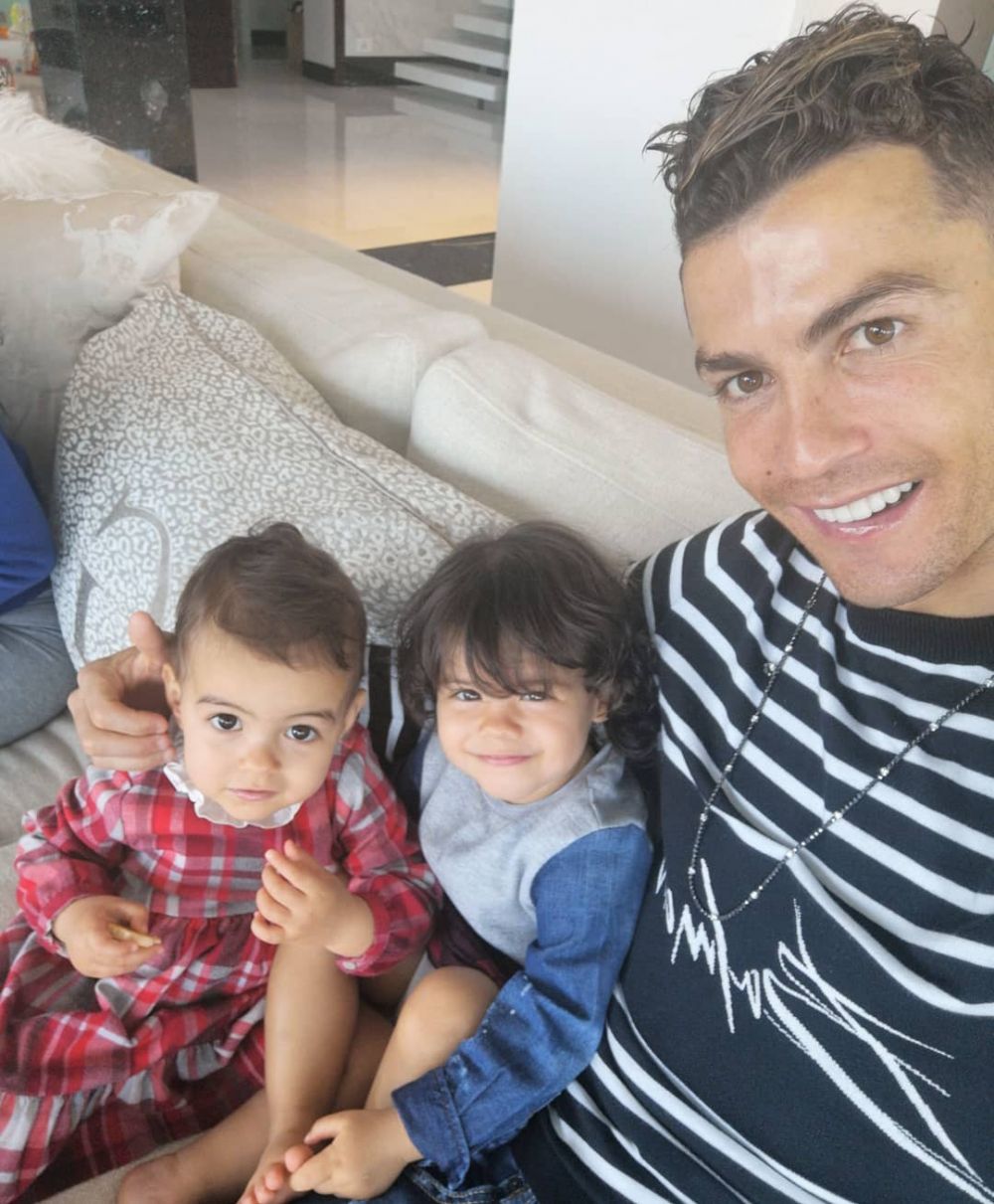 6 Pesepak bola dunia ini punya anak kembar, termasuk CR7
