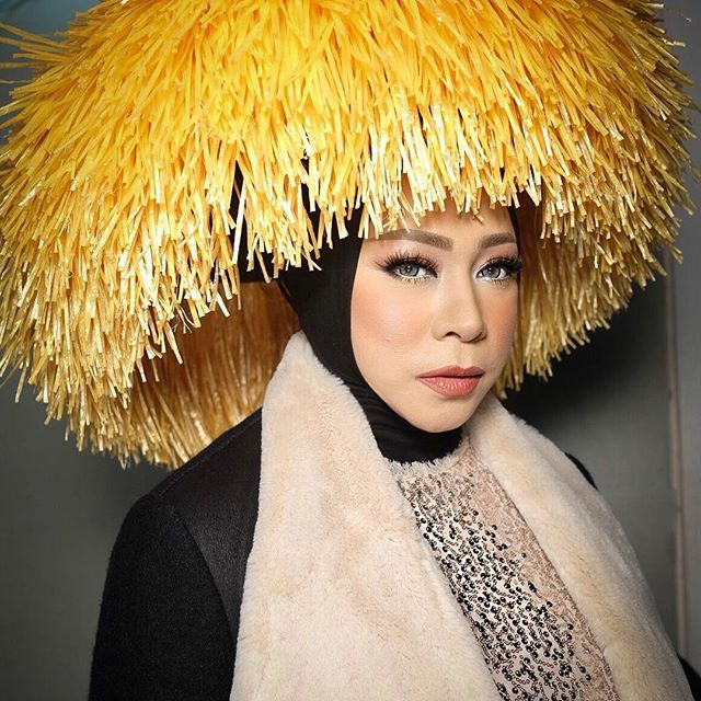 6 Gaya seleb dengan hijab unik, berjambul hingga penuh aksesori