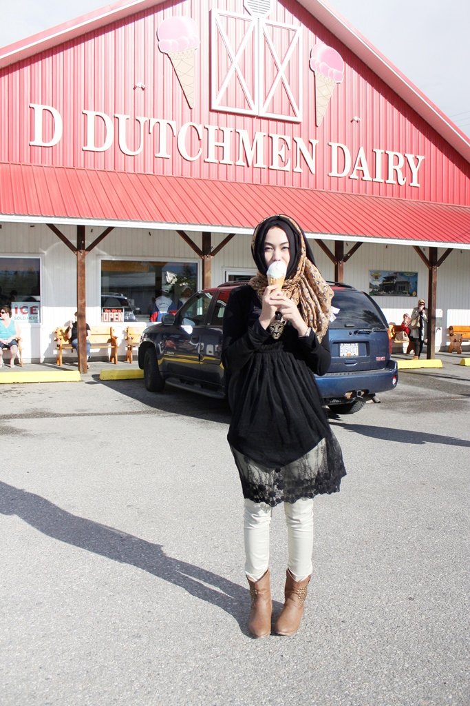 9 Inspirasi perpaduan hijab dan mini dress, terlihat manis