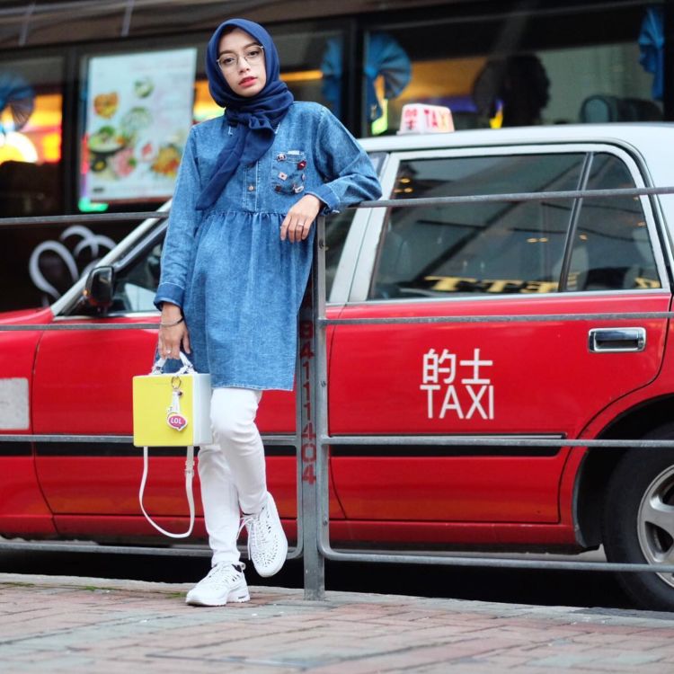 9 Inspirasi perpaduan hijab dan mini dress, terlihat manis