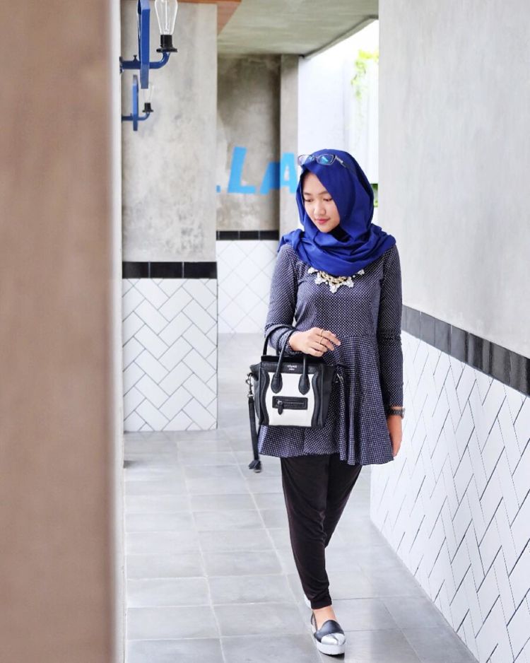 9 Inspirasi perpaduan  hijab dan mini dress terlihat manis
