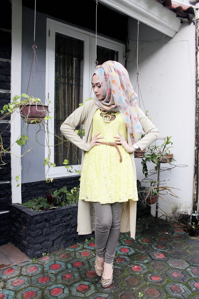 9 Inspirasi perpaduan  hijab dan mini dress terlihat manis