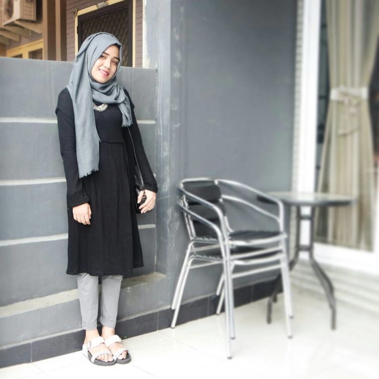 9 Inspirasi perpaduan hijab dan mini dress, terlihat manis