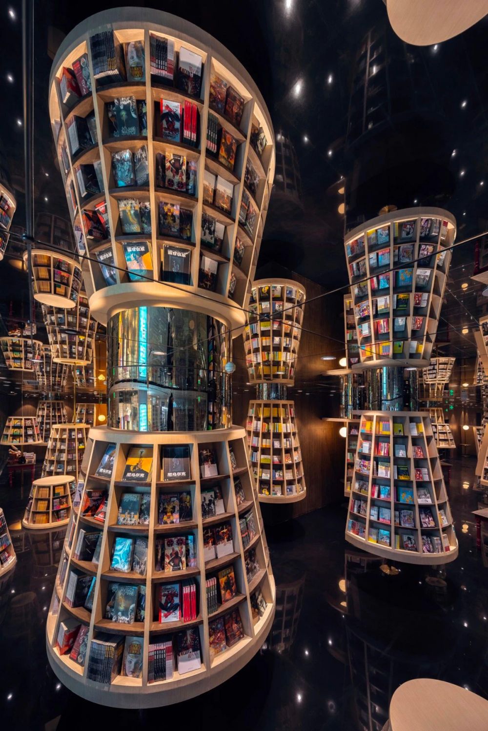7 Potret langit-langit toko buku dari cermin ini bikin melongo