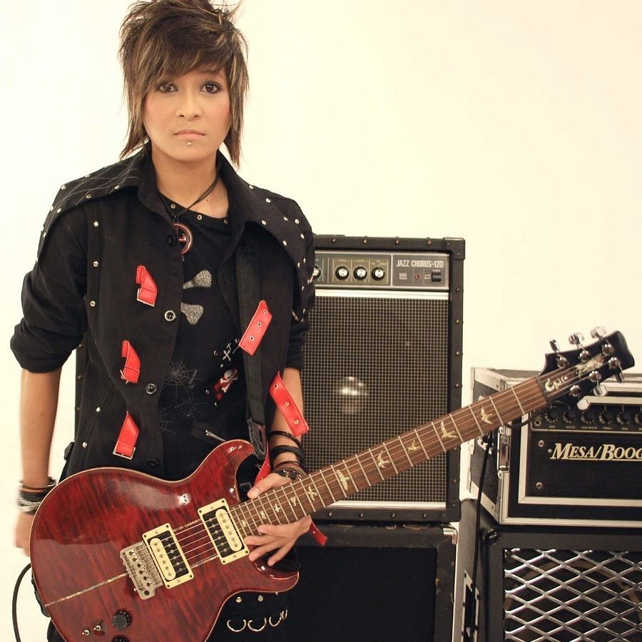 10 Transformasi rambut Mita The Virgin dari masa ke masa, nyentrik