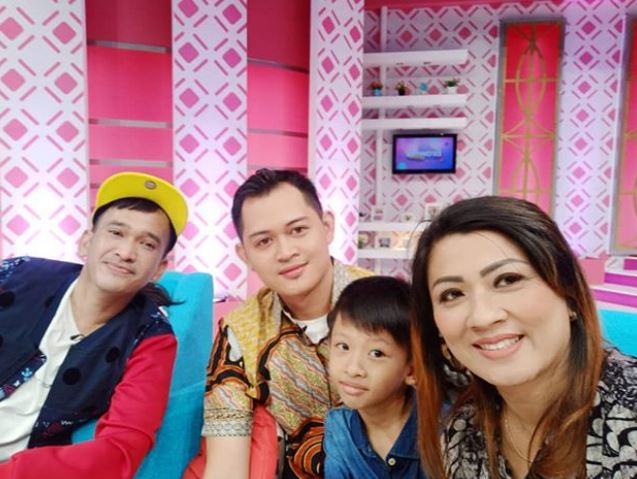 Cerai dari Elly Sugigi, ini 7 potret mesra Ferry bareng istri baru