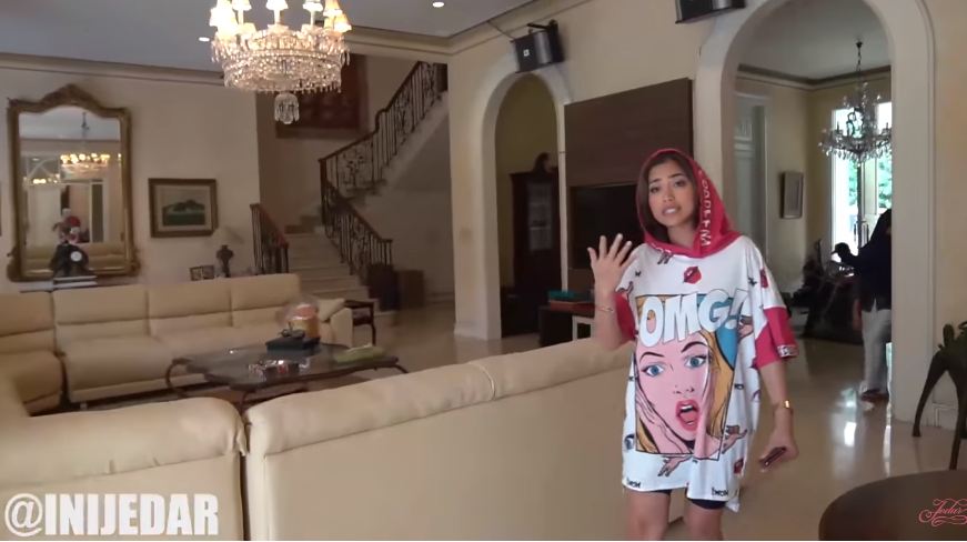 Penampakan ruang tamu 8 seleb, Nia Ramadhani punya 16 sofa