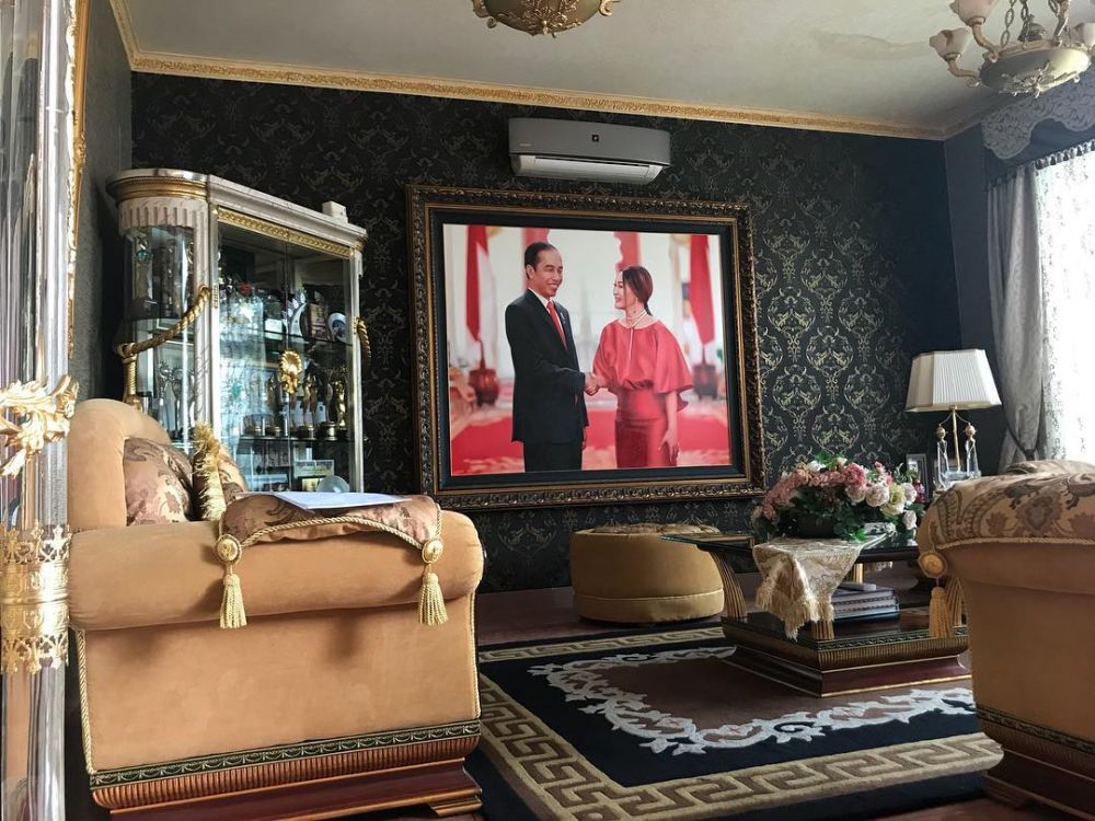 Penampakan ruang tamu 8 seleb, Nia Ramadhani punya 16 sofa