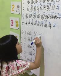 9 Tingkah lucu siswa waktu mengerjakan soal di papan tulis ini kocak