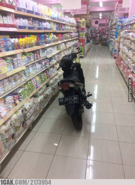 10 Kelakuan absurd orang malas pergi belanja, bikin tepuk jidat