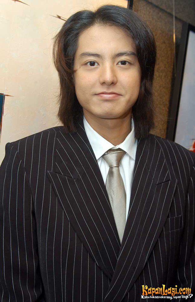 10 Transformasi Roger Danuarta, foto terbarunya bikin kaget