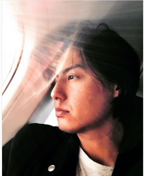 10 Transformasi Roger Danuarta, foto terbarunya bikin kaget