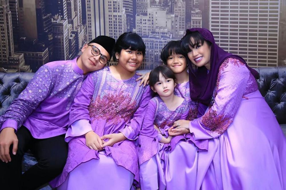 Inspirasi seragam 10 keluarga seleb, bisa kamu tiru saat Lebaran