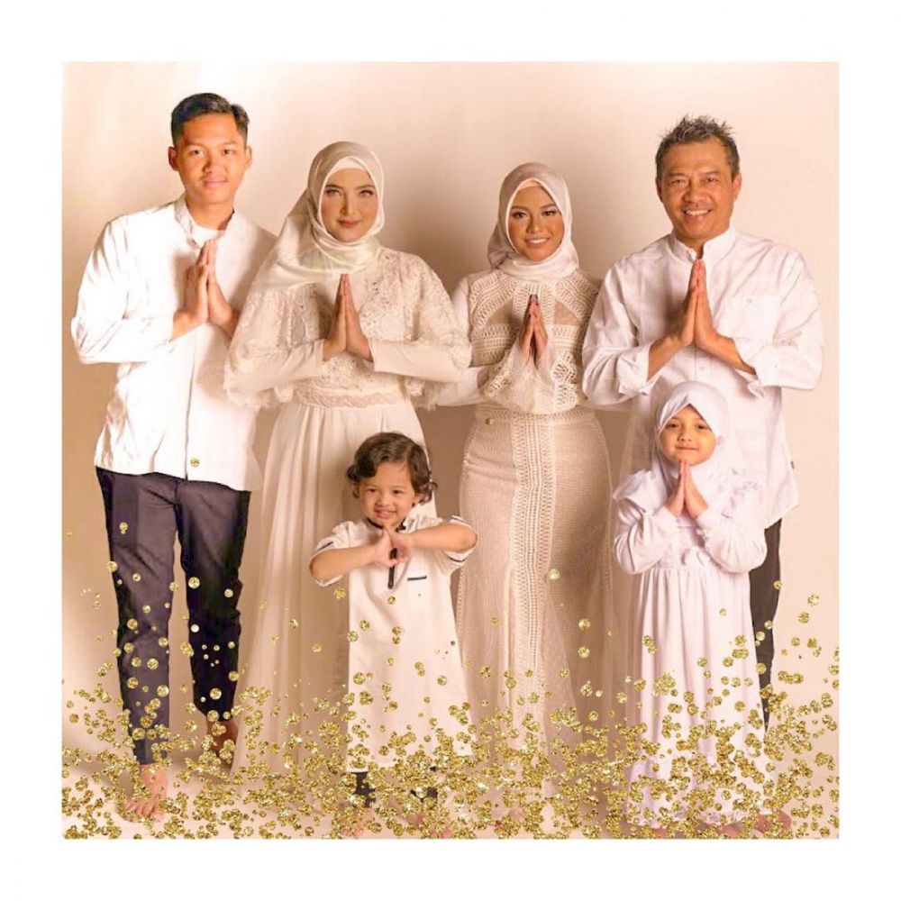 Inspirasi seragam 10 keluarga seleb, bisa kamu tiru saat Lebaran