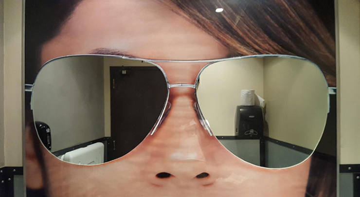 Bentuk absurd 10 cermin ini bikin gagal kece saat ngaca