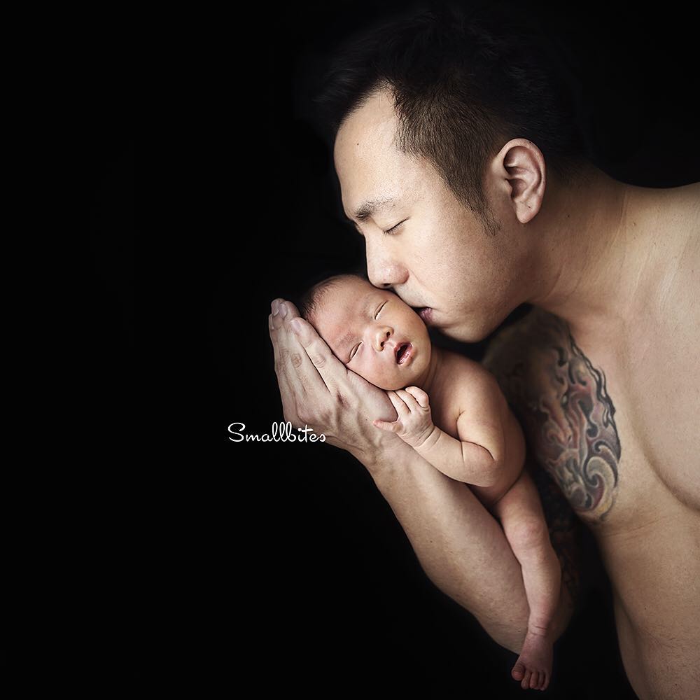20 Inspirasi foto newborn karya Rittar Radjagukguk, beragam tema