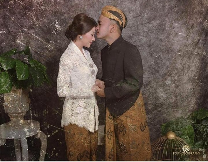 8 Inspirasi kebaya ala Sarwendah, simpel tapi elegan