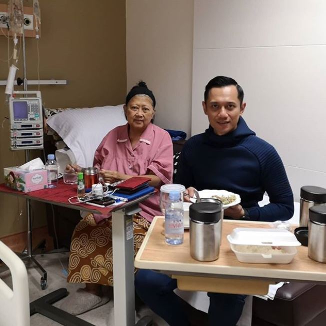 7 Potret AHY temani Ani Yudhoyono di rumah sakit, penuh kasih