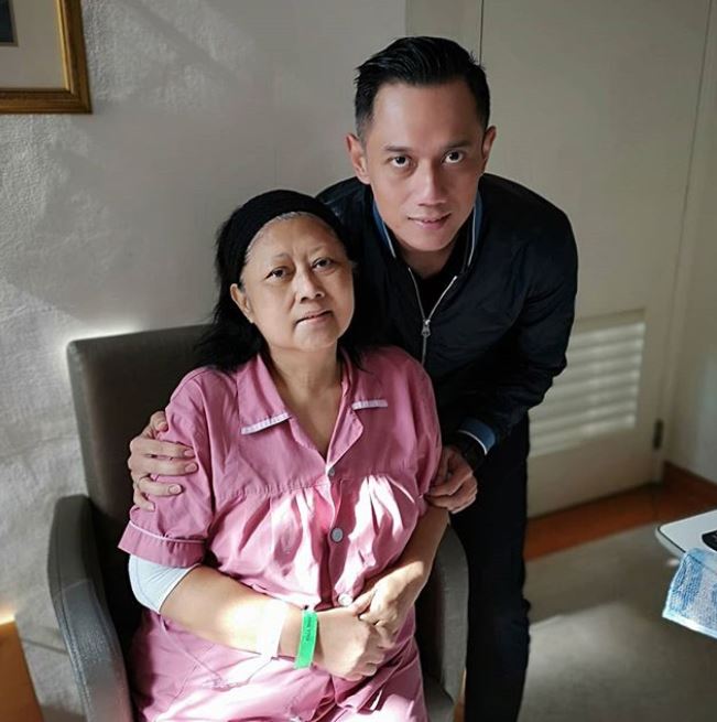 7 Potret AHY temani Ani Yudhoyono di rumah sakit, penuh kasih