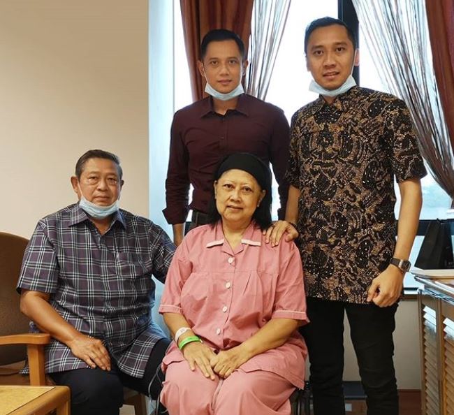 7 Potret AHY temani Ani Yudhoyono di rumah sakit, penuh kasih
