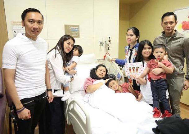 7 Potret AHY temani Ani Yudhoyono di rumah sakit, penuh kasih