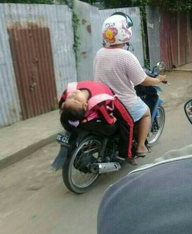 8 Potret anak kecil tertidur di atas motor ini ngeri-ngeri sedap