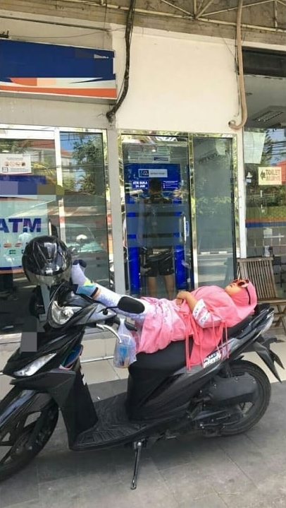 8 Potret anak kecil tertidur di atas motor ini ngeri-ngeri sedap
