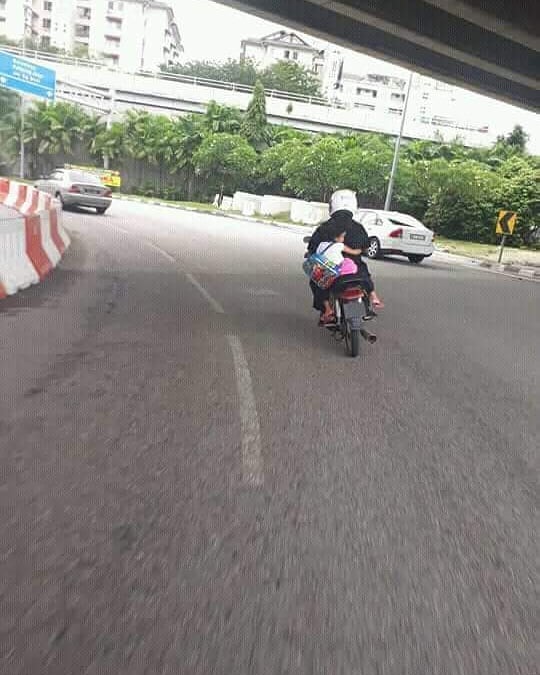 8 Potret anak kecil tertidur di atas motor ini ngeri-ngeri sedap