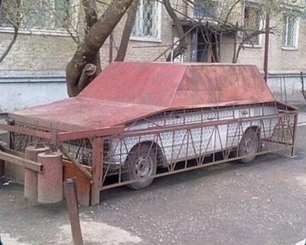 11 Potret lucu garasi mobil antimainstream ini bikin nyengir