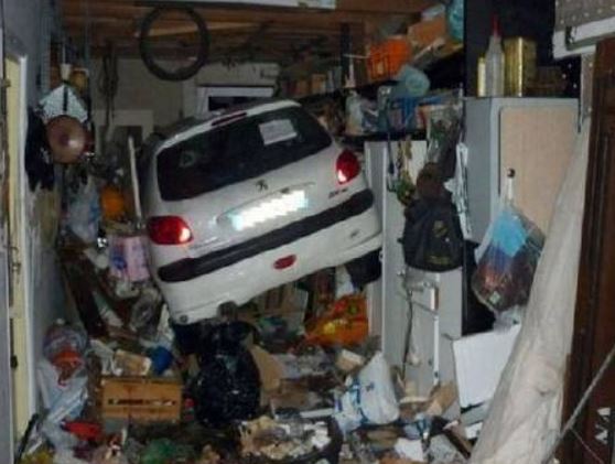 11 Potret lucu garasi mobil antimainstream ini bikin nyengir