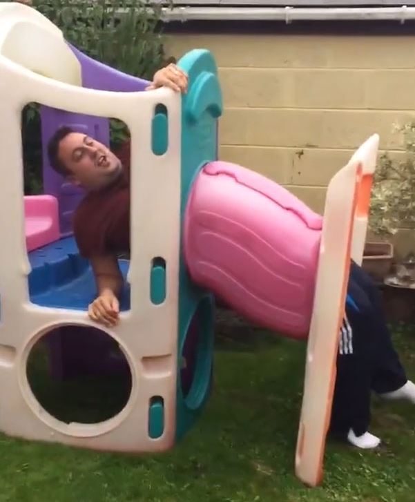 10 Potret orang dewasa terjebak di wahana anak kecil ini bikin ngilu