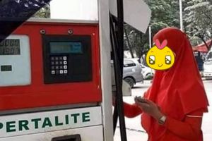 Viral petugas SPBU cantik berhijab, identitasnya bikin penasaran