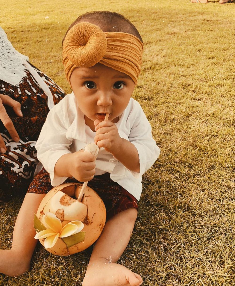 Potret 7 anak seleb kenakan baju adat Bali, gemas abis